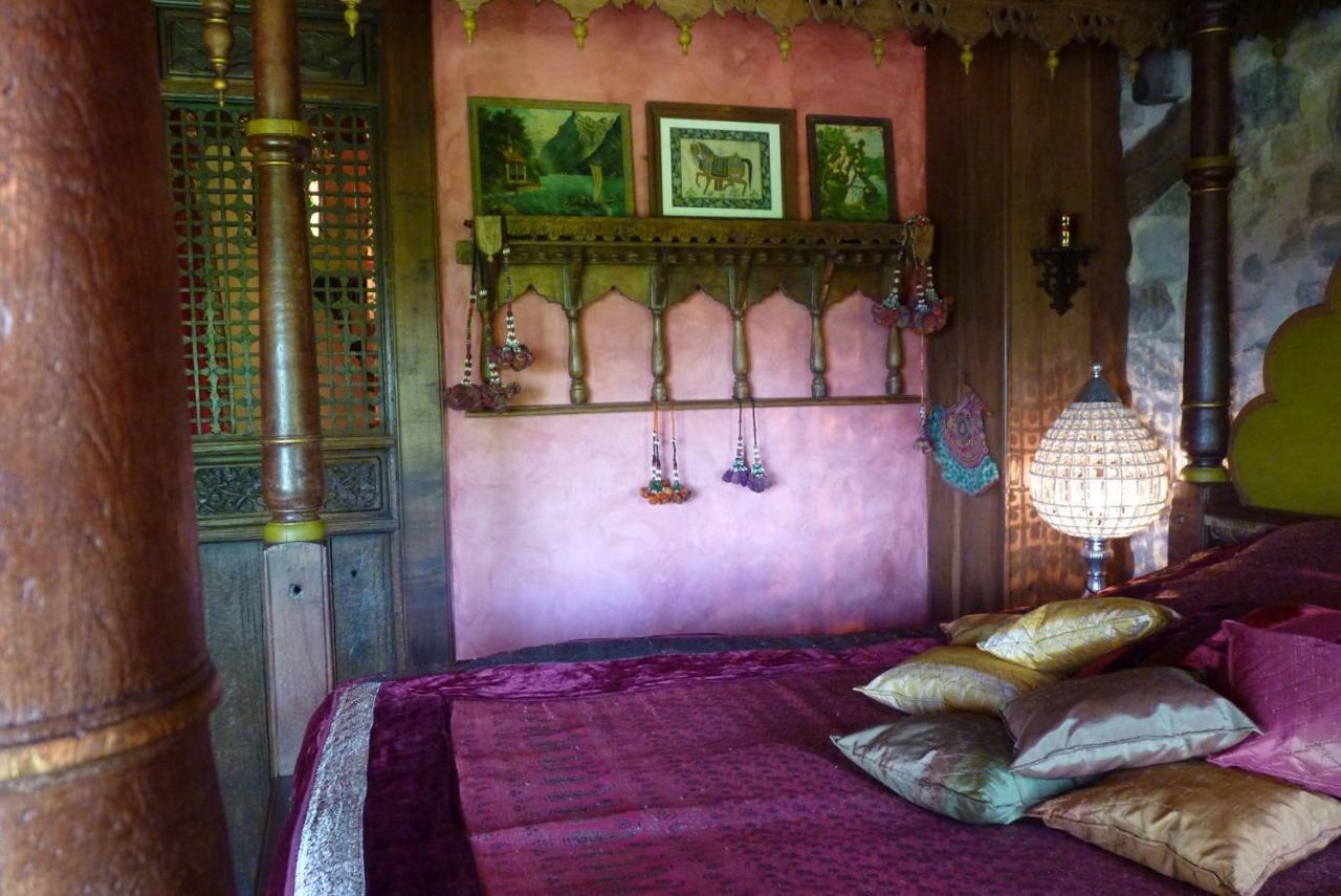 Les Folies De La Serve Ouroux Room photo